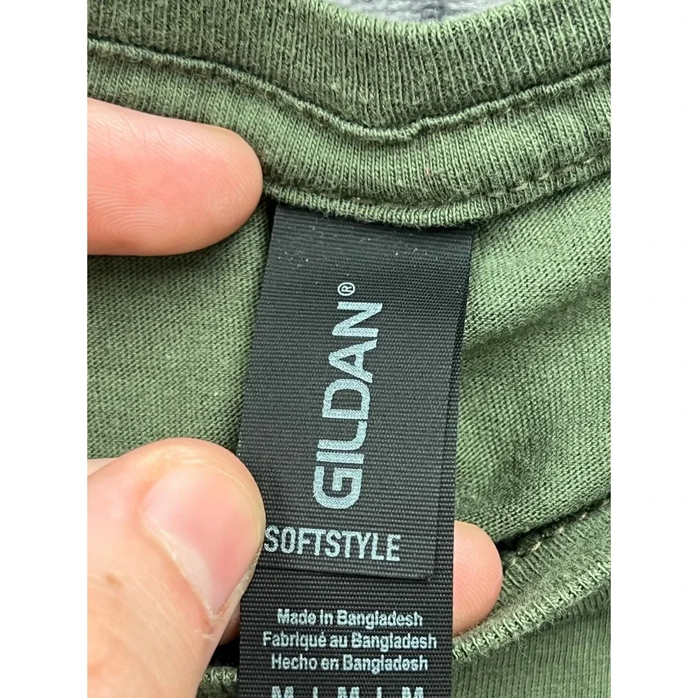 Gildan T-Shirt Men Medium Olive Green Overseas Adventure Travel Lion Graphic Tee